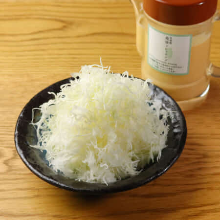 キャベツの千切り｜神田でカツのテイクアウト・デリバリーならつらら